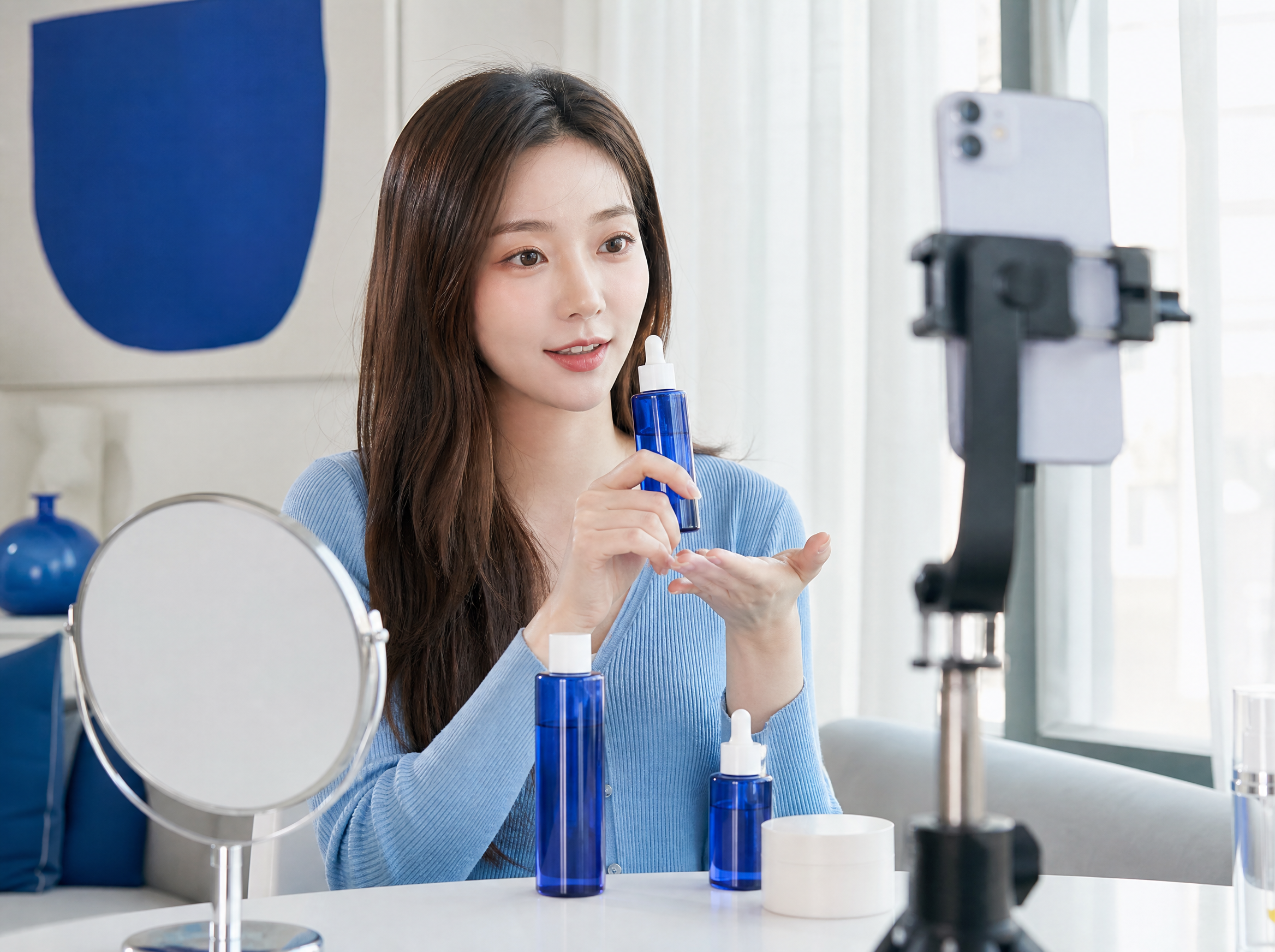 스킨케어 콘텐츠를 촬영하는 크리에이터